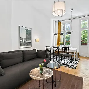Apartment 33 Efg Schoenhauser Allee Mit Balkon, Berlin